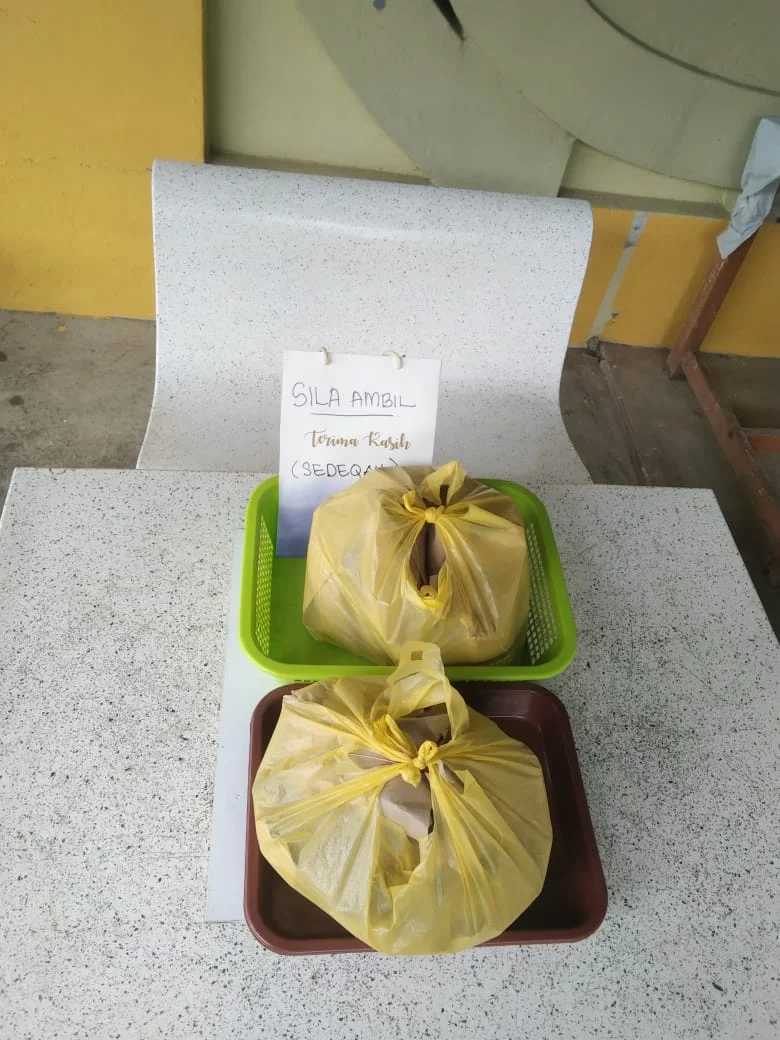 Nasi-Bungkus-Percuma-Masjid-Jambu-Merah