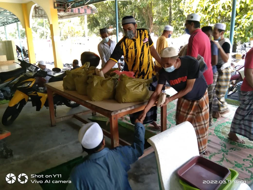 nasi bungkus percuma masjid jambu merah melor kelantan 2